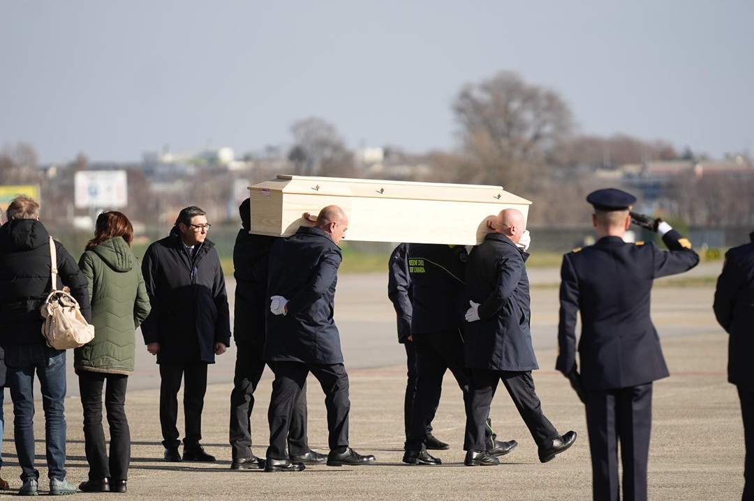 Crans-Montana, i cinque feretri a Linate. Fontana: “Dobbiamo stringerci alle famiglie”