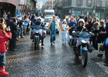 Il passaggio della Fiamma Olimpica da Como, in via Milano, nel 2006
