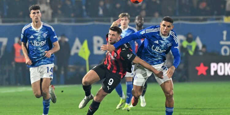 Niclas Füllkrug, attaccante del Milan, in azione al Sinigaglia (foto Roberto Colombo)