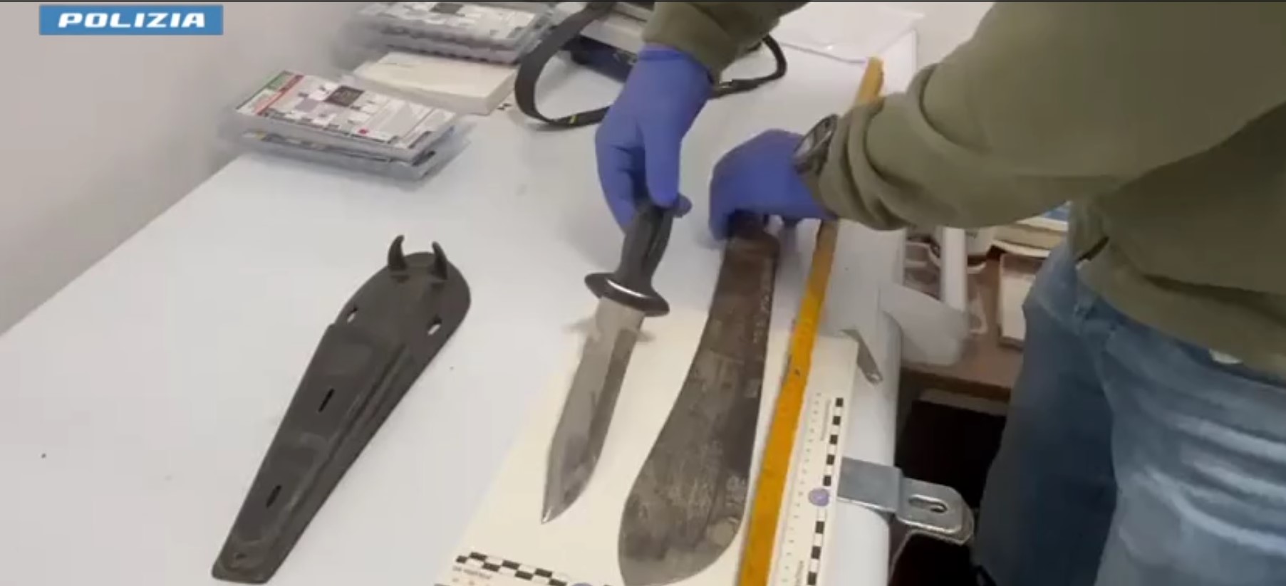 Spacciatori in fuga speronano l’auto della polizia, arrestati