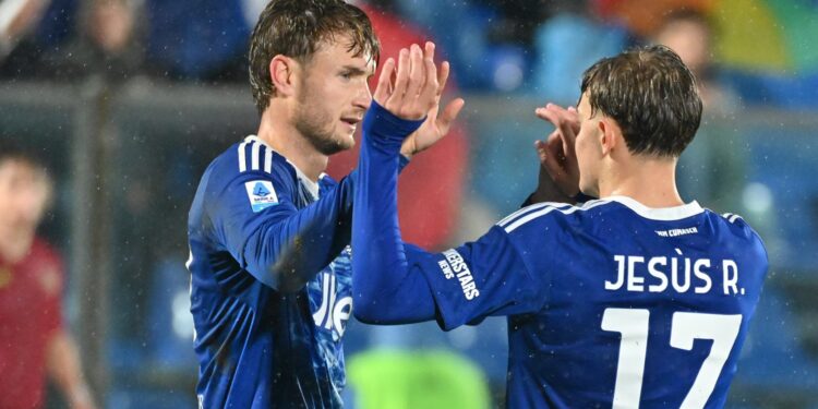 Stefan Posh festeggiato dopo la rete segnata al Verona (foto Roberto Colombo)