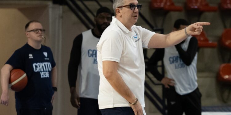 Walter De Raffaele, tecnico della Pallacanestro Cantù