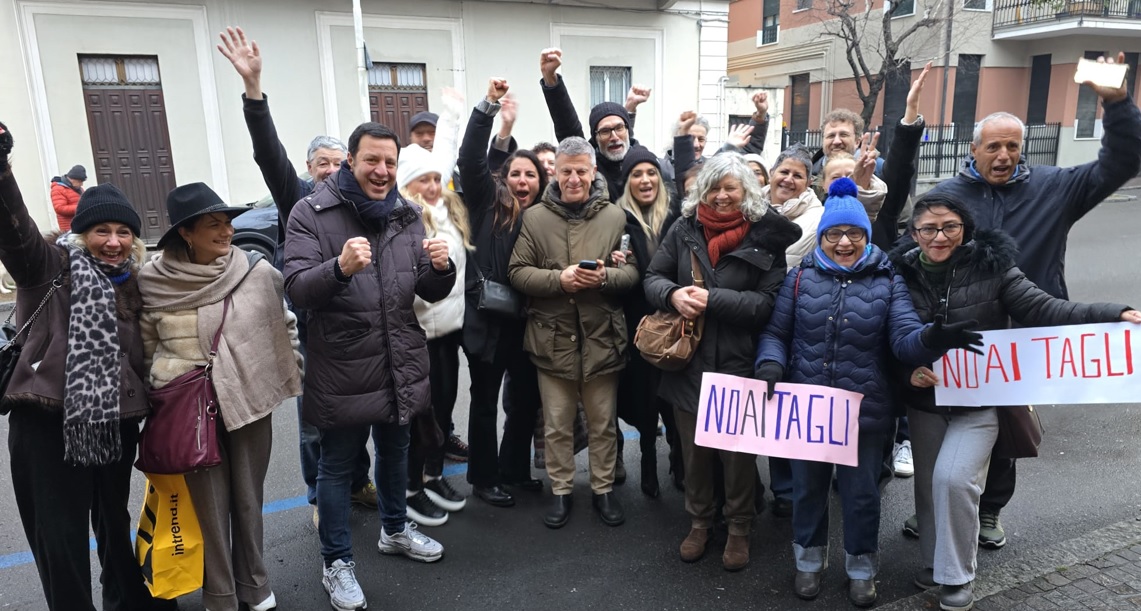 Como, ciliegi di via XX Settembre. Soprintendenza e Tar bloccano il taglio