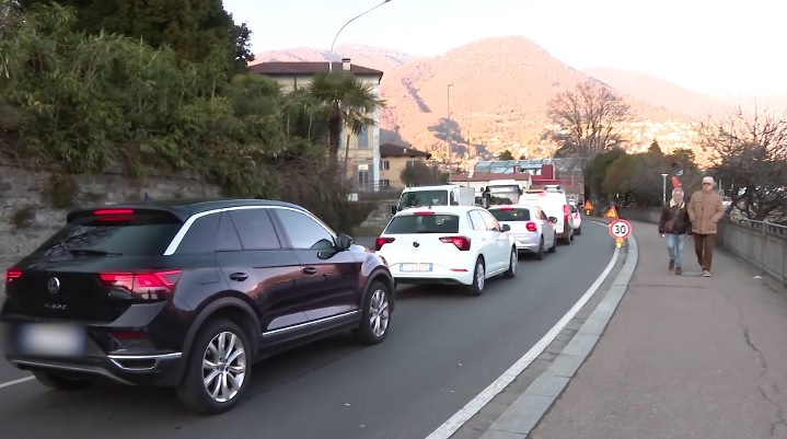 Como, una settimana di delirio in via Per Cernobbio. Traffico bloccato, lavori e senso unico alternato fino a venerdì