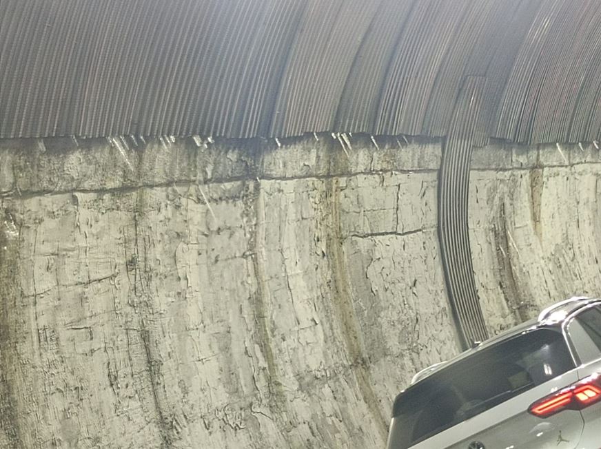 Freddo e gelo anche a Como: pericolosi spuntoni di ghiaccio nelle gallerie sulla A9