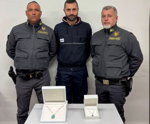 Sul treno dalla Svizzera all’Italia: “Nulla da dichiarare”, ma nello zaino ha due collane da 140mila euro