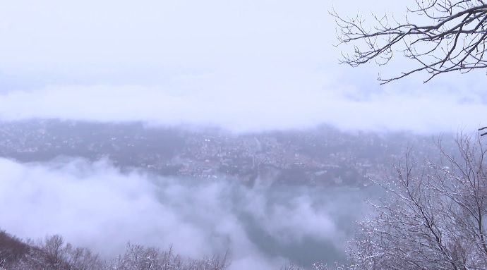 Questa immagine ha l'attributo alt vuoto; il nome del file è neve-nel-Comasco.jpg