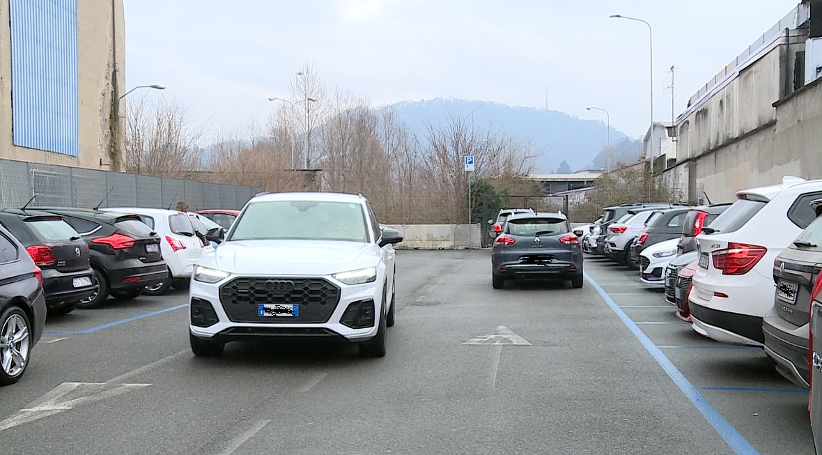 Parcheggi a Como, il sindaco parlava di “1000 posti in più”. Rapinese: “L’iter è stato avviato, promessa mantenuta”