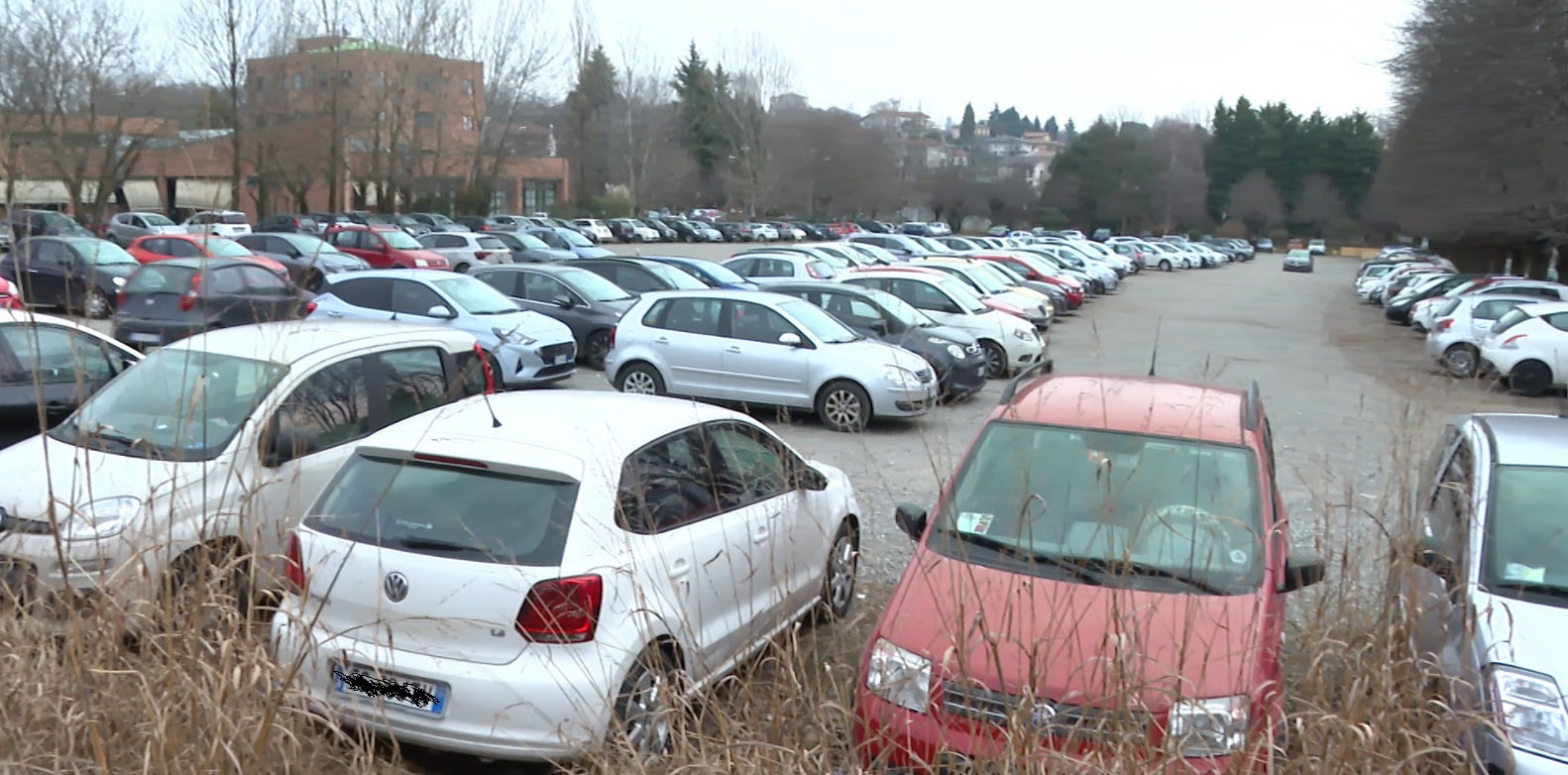 Un confronto impietoso: a Varese parcheggi gratis per gli studenti. L’appello al sindaco di Como: “Serve una convenzione tra Comune e Università”