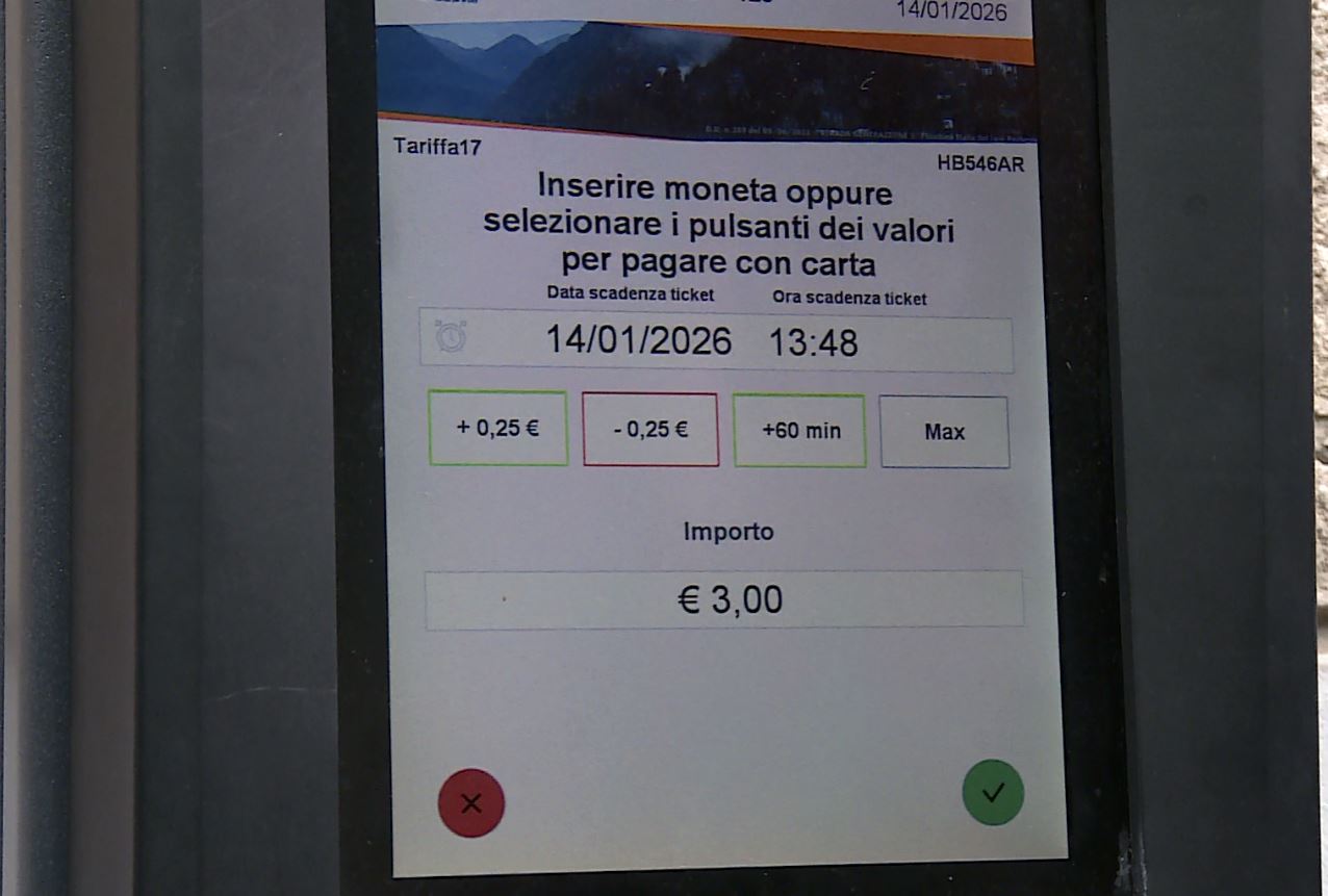 Parcheggi a Como, il calvario di lavoratori e studenti tra lunghe attese e ritardi. “Più facile posteggiare a Milano”