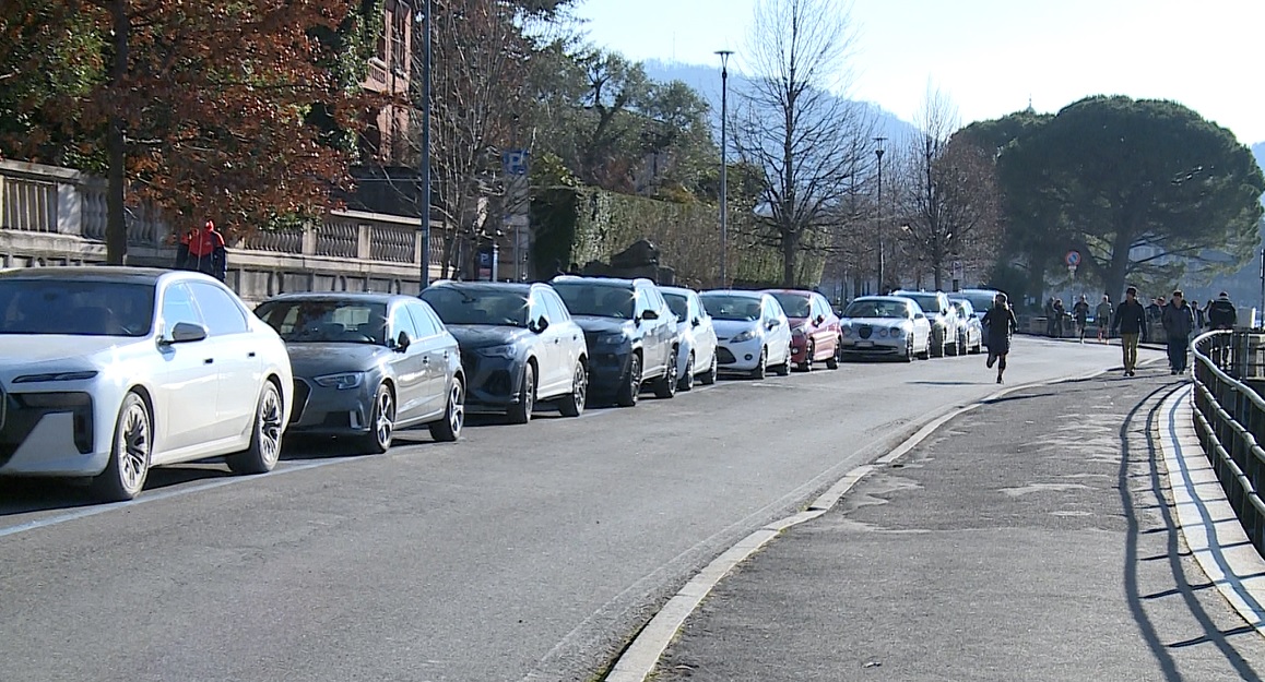 Nuovo anno, nuovi rincari: a Como è scattata la “rivoluzione della sosta”. Ma i parcheggi sono pieni