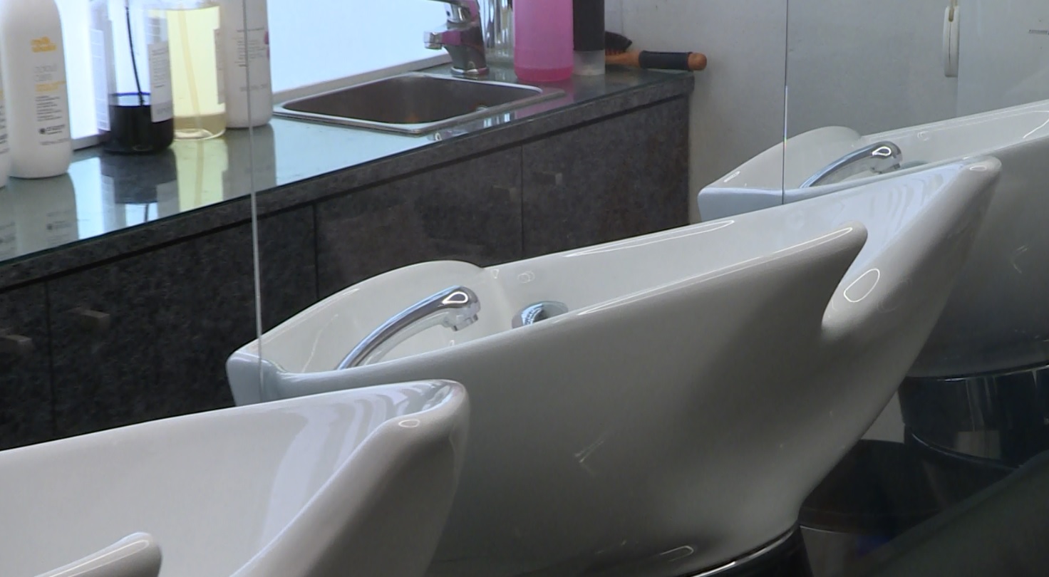 Taglio gratis per chi dona i capelli ai feriti di Crans-Montana: l’appello di un’azienda svizzera arriva anche a Como