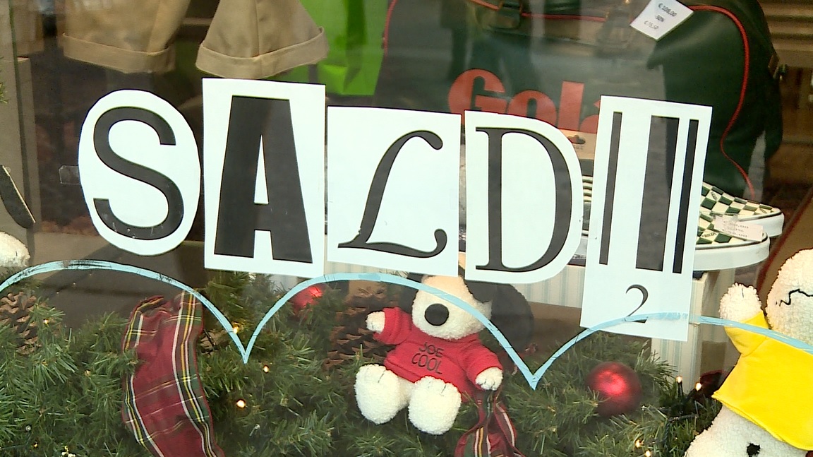 Como, il bilancio dei primi giorni di saldi. I commercianti: “Sotto le aspettative. Troppi sconti tutto l’anno”