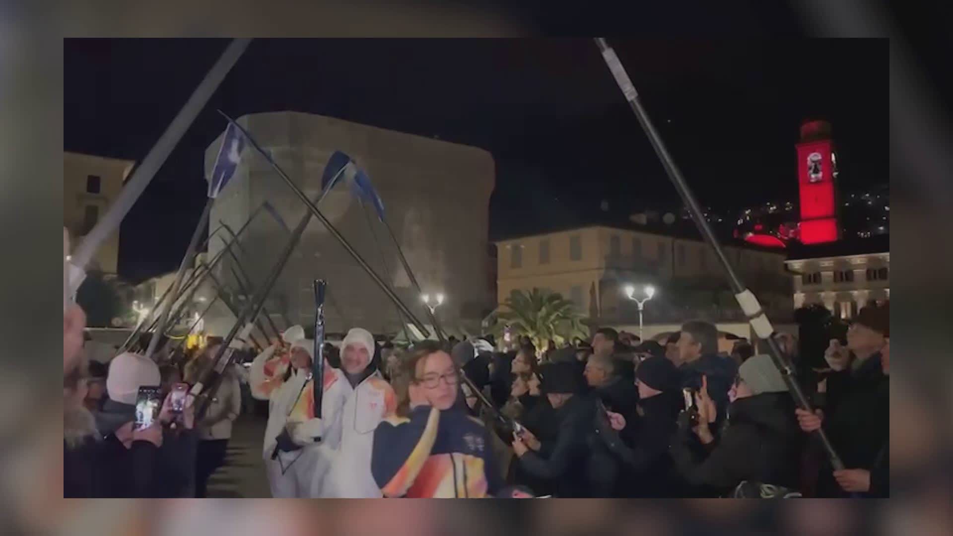 Emozioni a cinque cerchi a Cantù e Cernobbio, folla per la fiamma olimpica