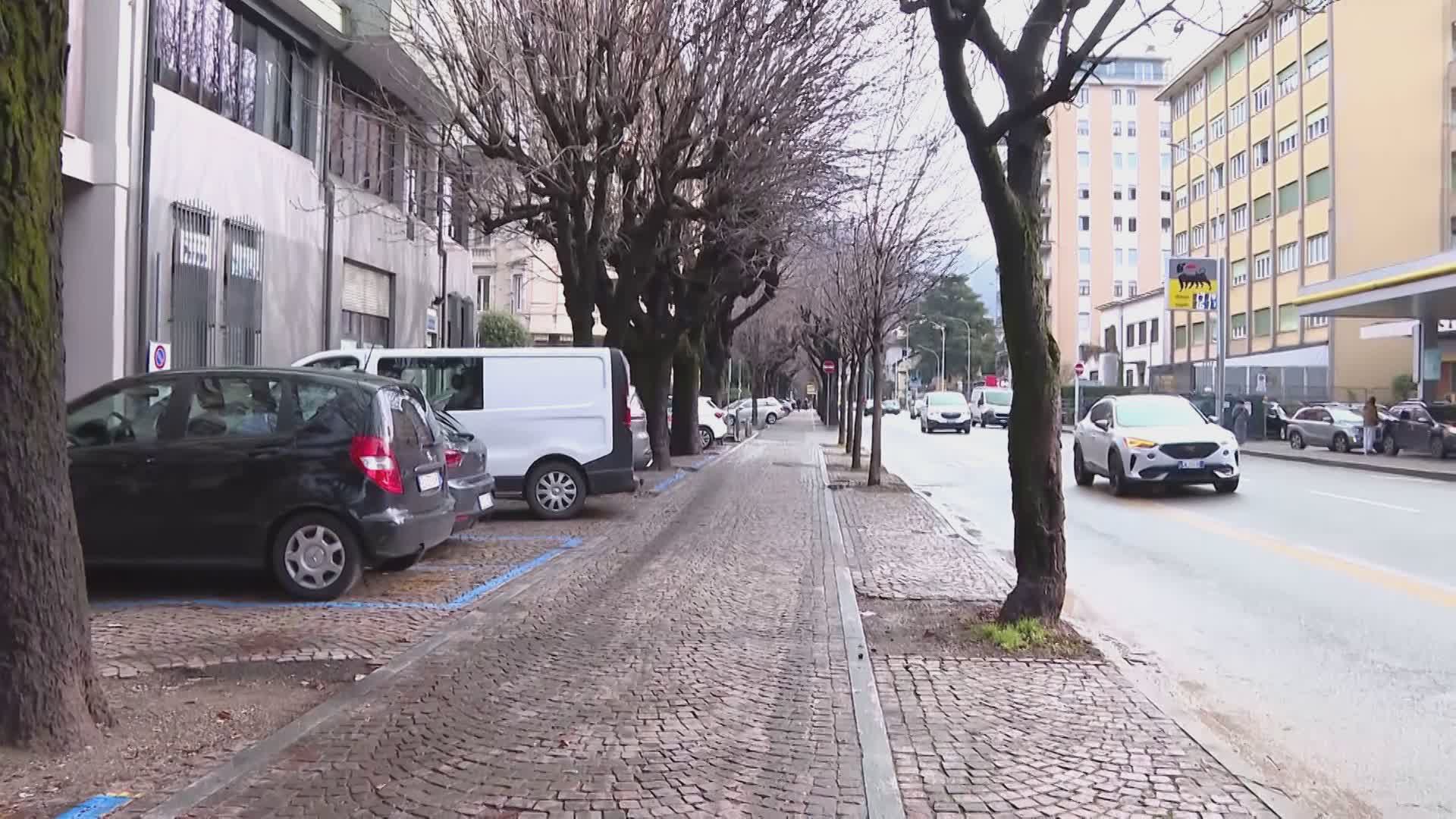 Danni alle auto in sosta in viale Rosselli, denunciato 47enne svizzero. Aveva un coltello