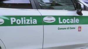 Como, bivacchi e bagni vietati davanti al Tempio Voltiano. Gli interventi della polizia locale