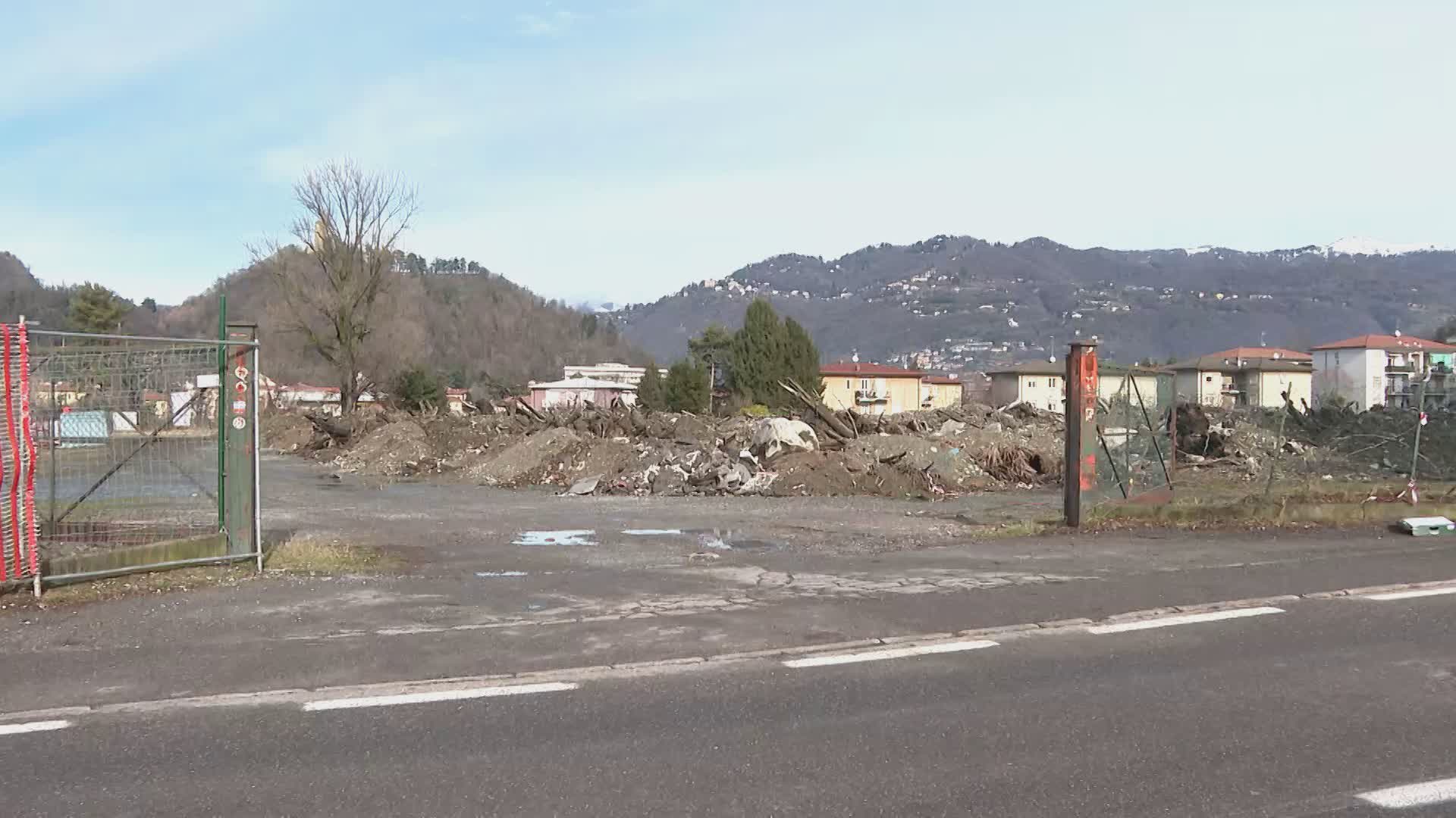 Muggiò, tra detriti e residenti infuriati. Il Comune: “Non ci sono materiali inquinati. Già al lavoro con i giostrai”