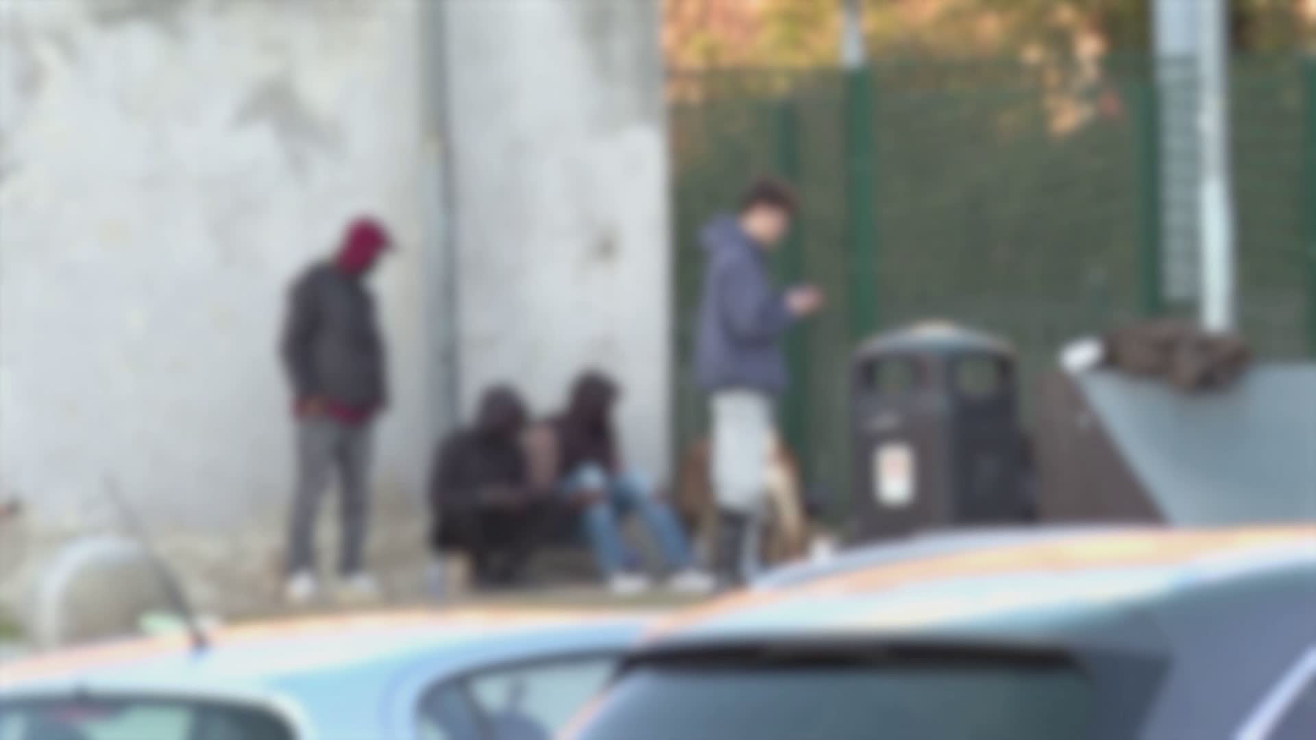 Piazza della Tessitrice a Como, degrado e spaccio in pieno giorno