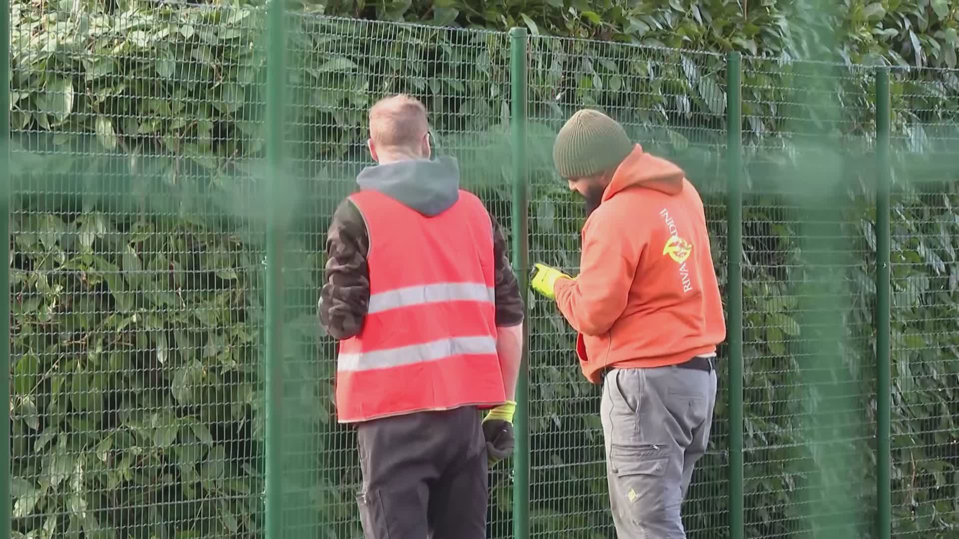 Detriti a Muggiò, montata una recinzione ma i rifiuti al momento restano nell’area