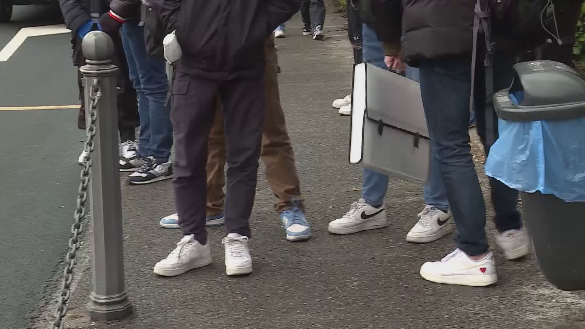 Droga fuori da scuola a Como, denunciato dalla polizia baby spacciatore