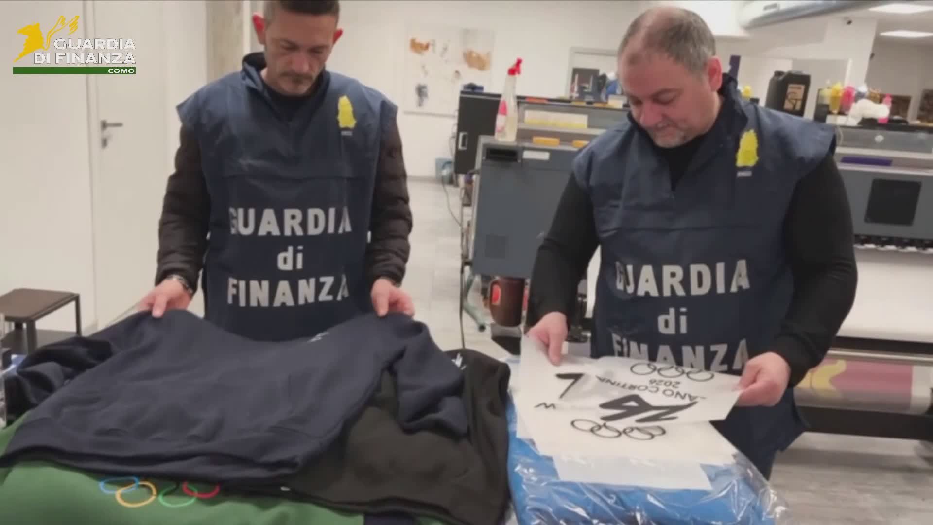 Felpe false delle Olimpiadi sequestrate a Como dalla guardia di finanza