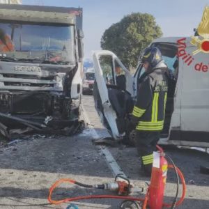 Incidente a Griante, schianto tra camion e furgone. Regina chiusa