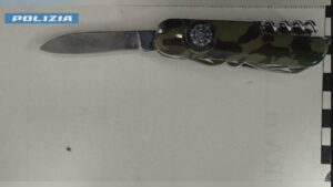 Fermato a mezzanotte in piazza Duomo a Como con un coltello, denunciato 18enne