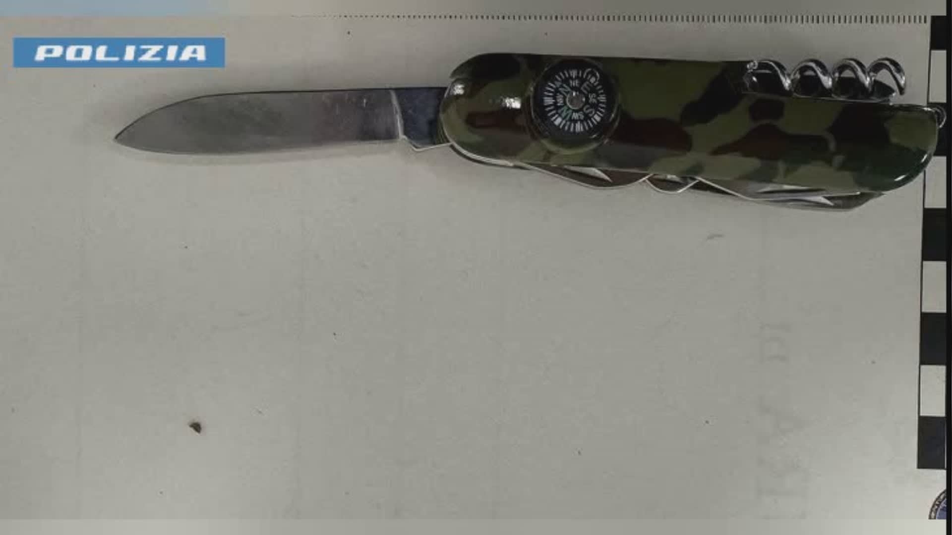 Fermato a mezzanotte in piazza Duomo a Como con un coltello, denunciato 18enne