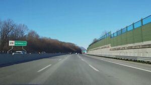 Guida senza patente, minaccia gli agenti e danneggia la volante. Arrestato 27enne marocchino