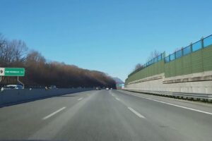 Guida senza patente, minaccia gli agenti e danneggia la volante. Arrestato 27enne marocchino