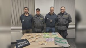 Dichiara 5mila euro, ma sotto il sedile ci sono 154mila euro nascosti. Soldi sequestrati