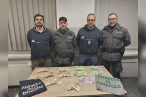 Dichiara 5mila euro, ma sotto il sedile ci sono 154mila euro nascosti. Soldi sequestrati