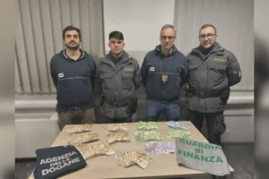 Dichiara 5mila euro, ma sotto il sedile nasconde 154mila euro in contanti. Soldi sequestrati
