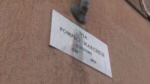 Il Comune di Como: “Via Marchesi è pubblica”. Strisce blu e parcometro già attivo