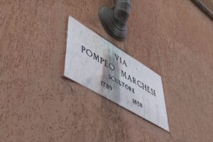 Il Comune di Como: “Via Marchesi è pubblica”. Strisce blu e parcometro già attivo