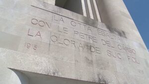 Macchie e segni del tempo sul Monumento ai Caduti Dal Comune nessun intervento di pulizia in programma