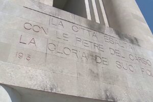 Macchie e segni del tempo sul Monumento ai Caduti Dal Comune nessun intervento di pulizia in programma