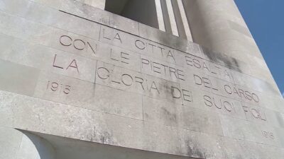 Macchie e segni del tempo sul Monumento ai Caduti Dal Comune nessun intervento di pulizia in programma