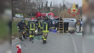 Incidente tra tre mezzi a Erba, due feriti in via don Orione