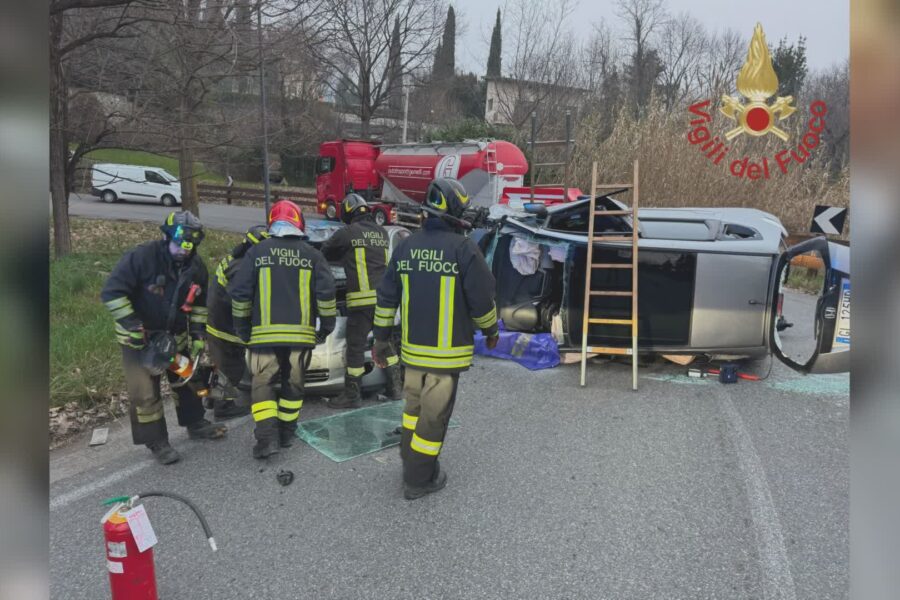 2810 Incidente tra tre mezzi a Erba due feriti in via don Orione 1771953911