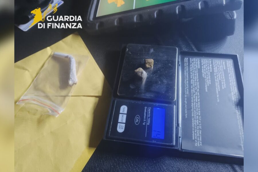 2858 Controlli della finanza scoperti due lavoratori irregolari e sequestrati 25 grammi di droga 1772017891