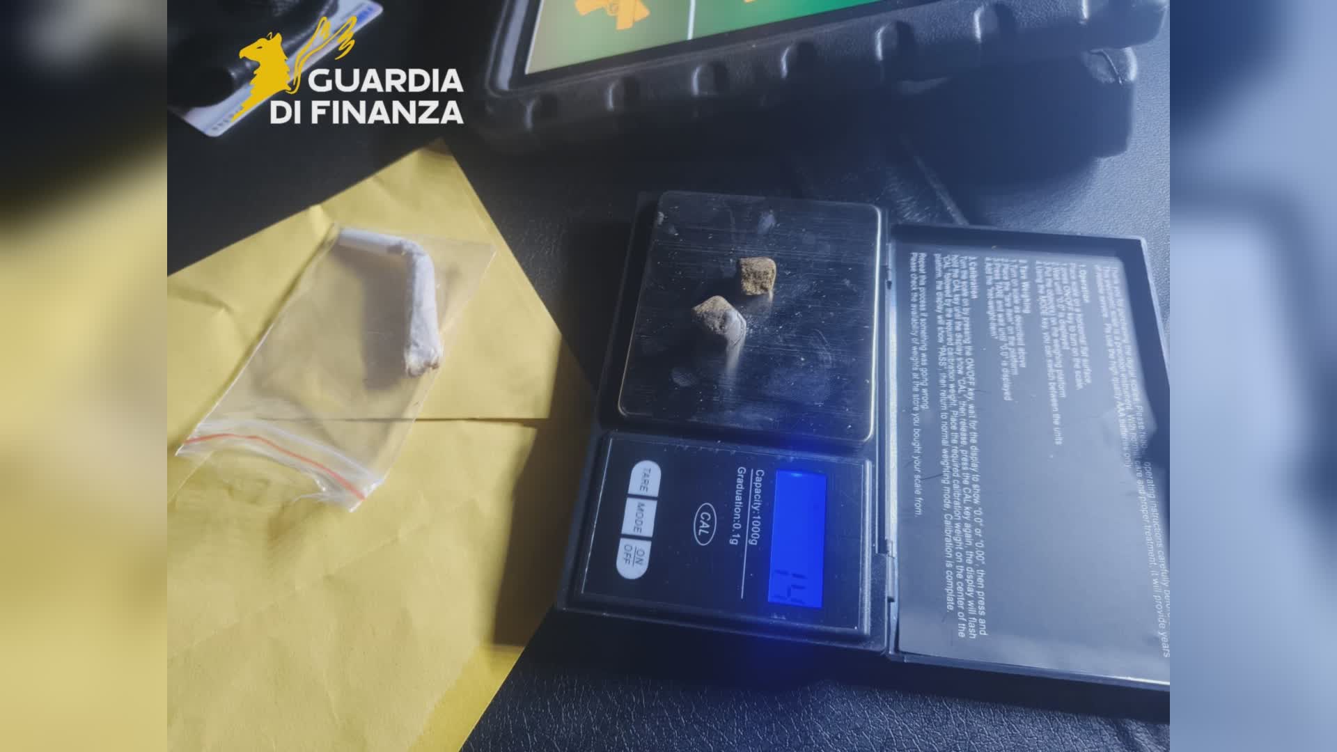 Controlli della finanza, scoperti due lavoratori irregolari e sequestrati 25 grammi di droga