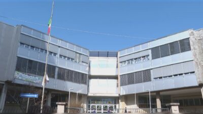 Primaria Corridoni, iscrizioni contro la chiusura. I genitori: “Il Comune ritiri la delibera, la scuola funziona”