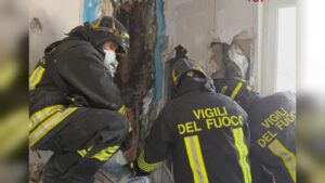 Como, tetto in fiamme in viale Roosevelt. Intervento dei vigili del fuoco