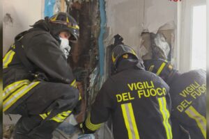 Como, tetto in fiamme in viale Roosevelt. Intervento dei vigili del fuoco