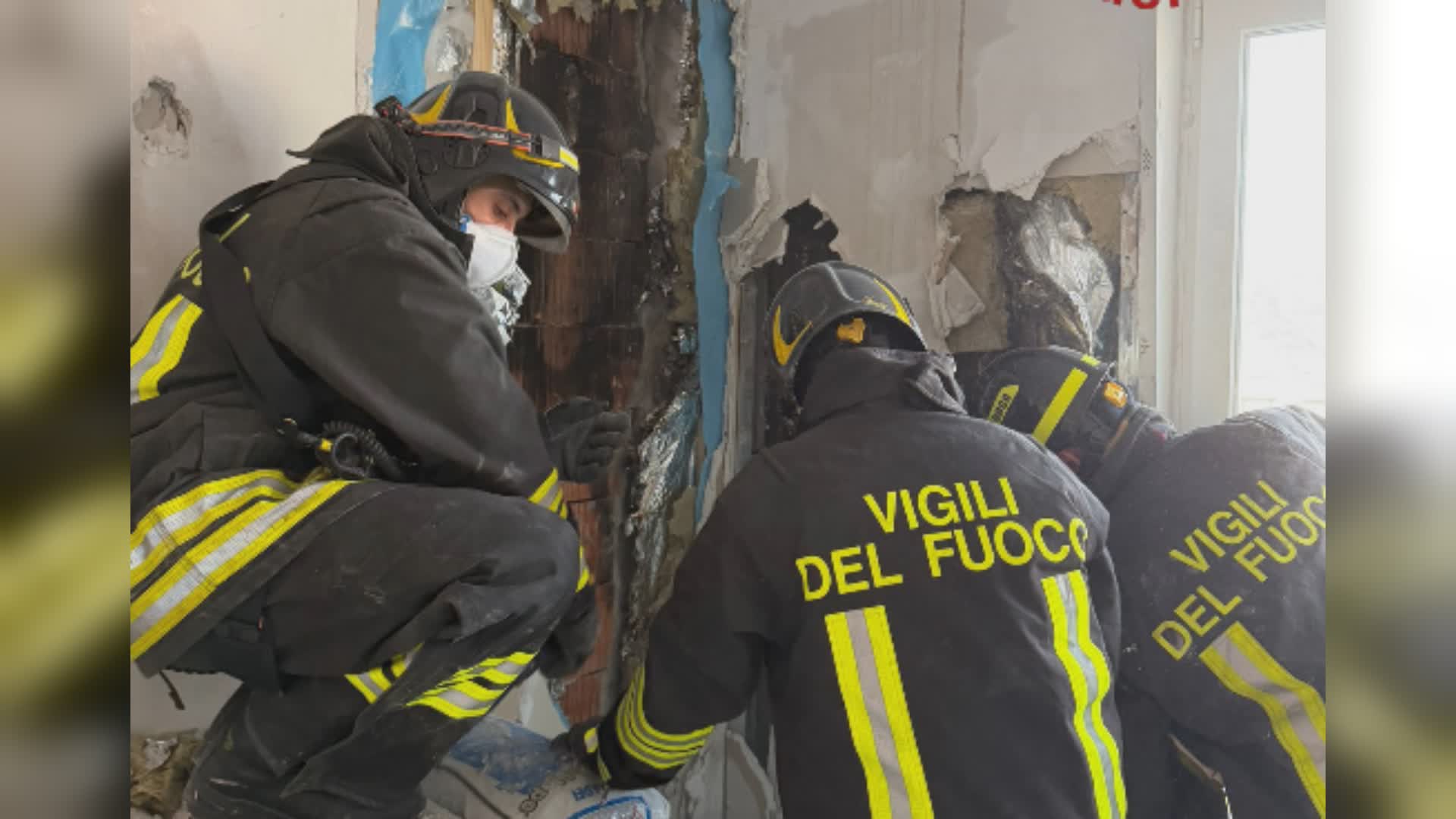 Como, tetto in fiamme in viale Roosevelt. Intervento dei vigili del fuoco