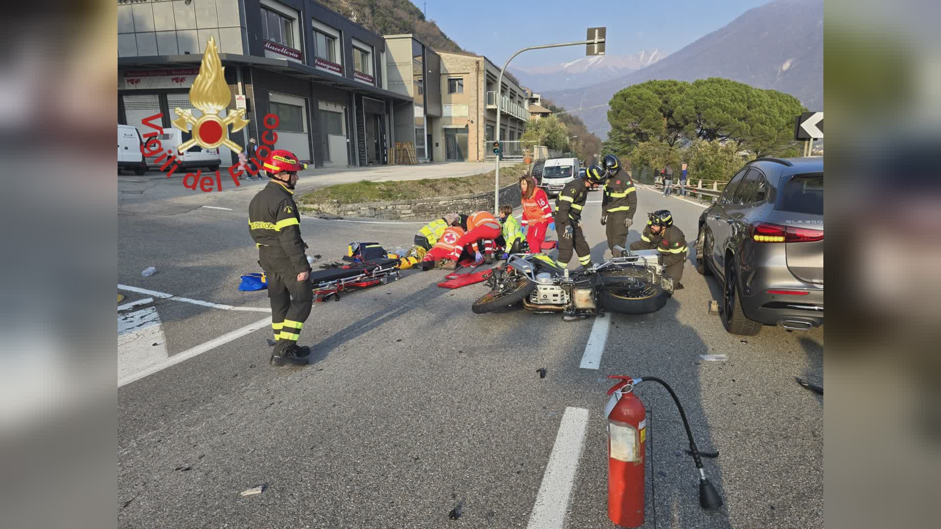 Incidente a Carate Urio, motociclista di 70 anni in condizioni gravissime