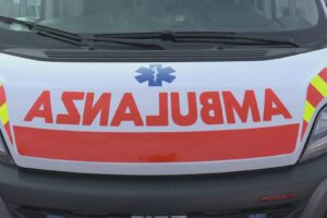 Incidente tra un’auto e una moto a Porlezza, morto 19enne