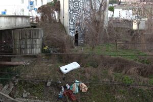 Discarica a cielo aperto sotto al viadotto dei Lavatoi