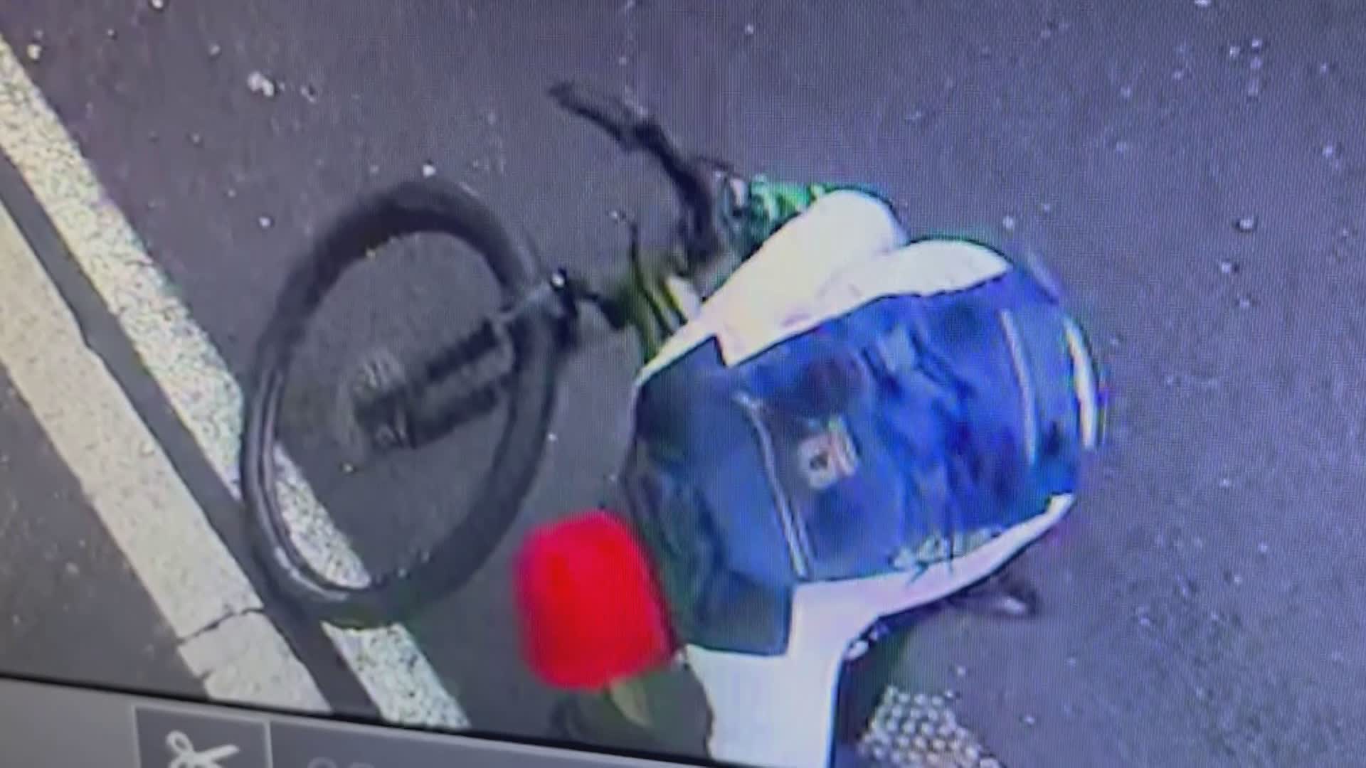 Ladro di bici in azione a Como, il video del furto di una mountain bike elettrica